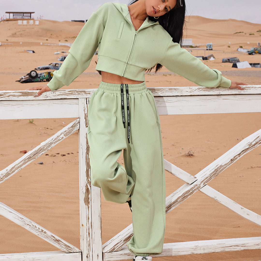 Kvindernes cropped hoodie og komfortable joggers i et moderne look Skovae