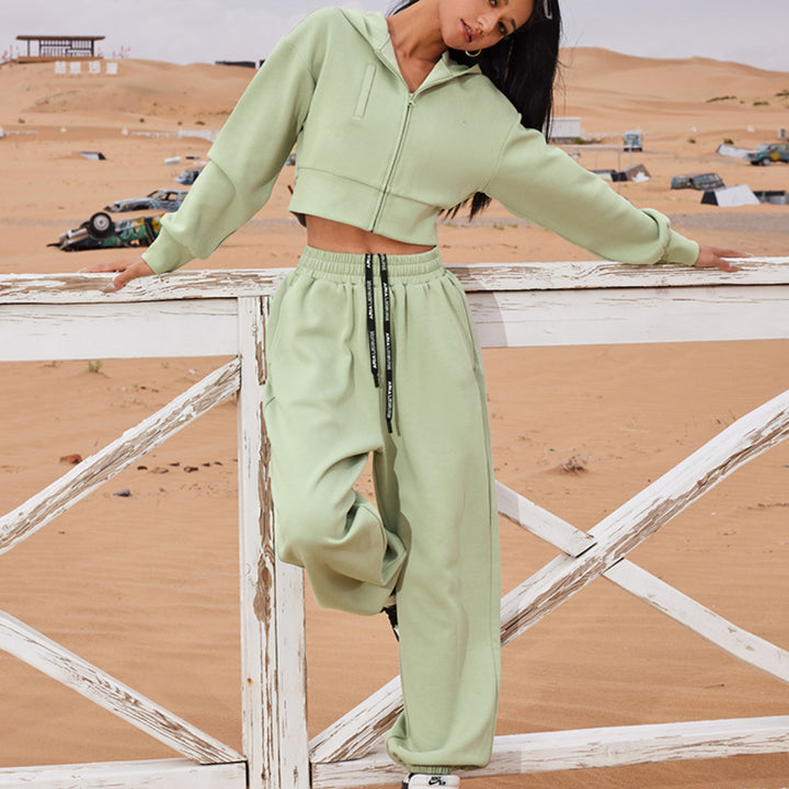 Kvindernes cropped hoodie og komfortable joggers i et moderne look Skovae