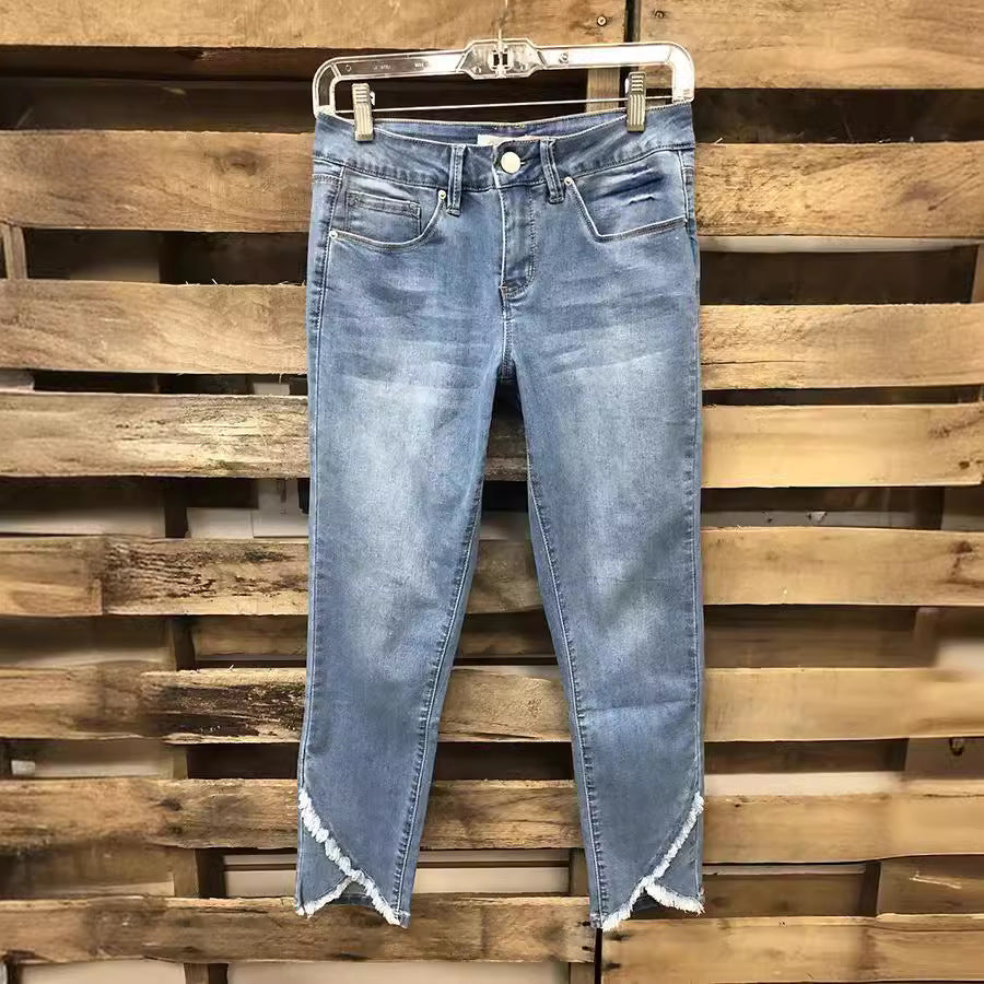 Dame mode jeans med fransede kanter og figursyet design Stilla