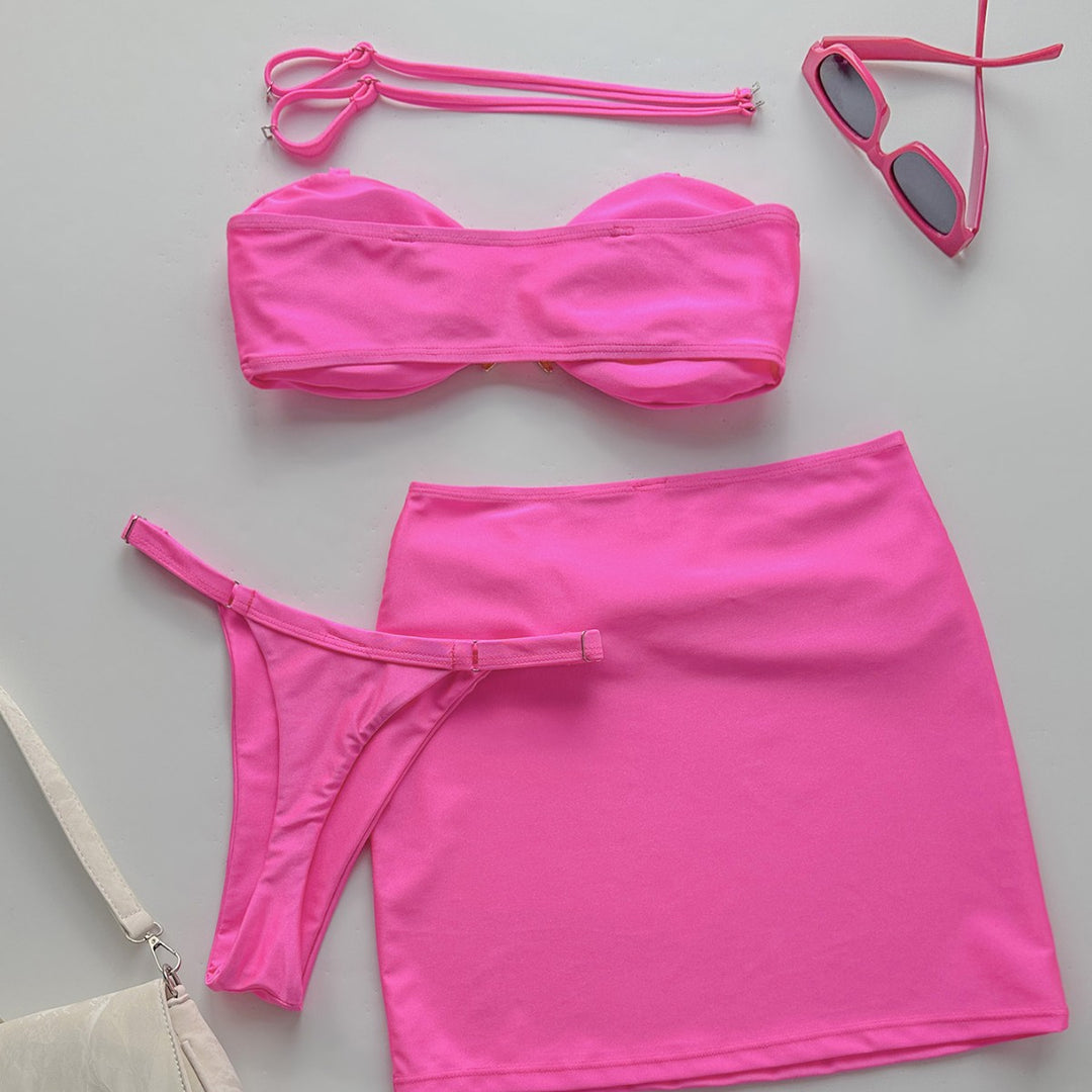 Dame bikini-sæt med glitrende detaljer og elegant nederdel Stilla