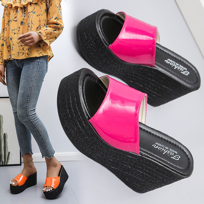Dame platformsandal med flot glans Stilla