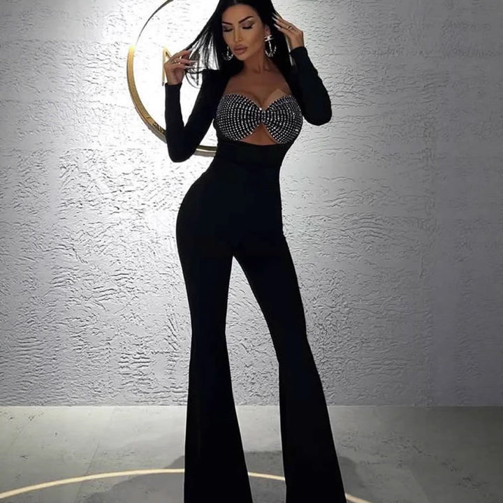 Kvinders Glamourøse Jumpsuit med Funklende Rhinestone Detaljer og Fittet Snit