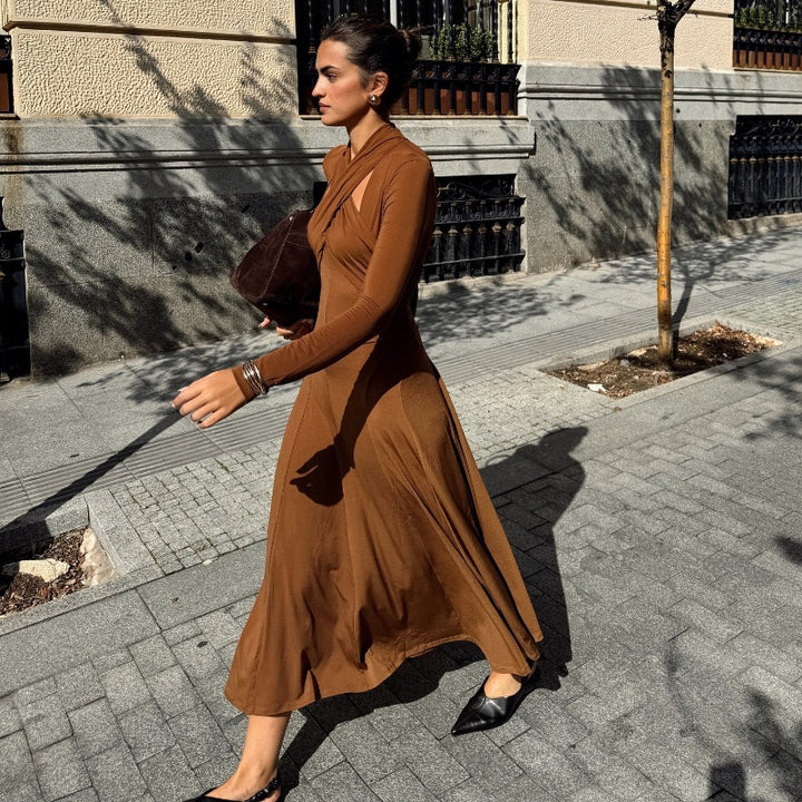 Dame elegant maxikjole med innovativt indpakningsdesign og asymmetrisk snit Stilla