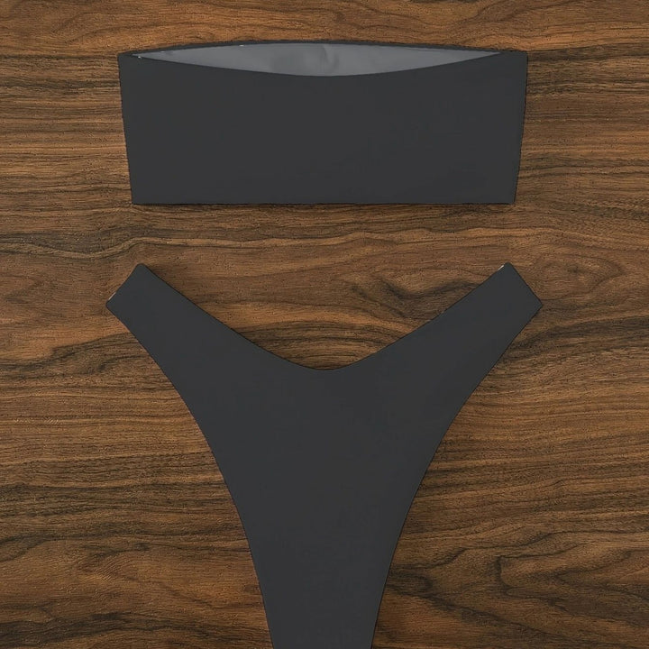 Dame bikini-sæt med elegant bandeau-top og høj benudskæring Stilla