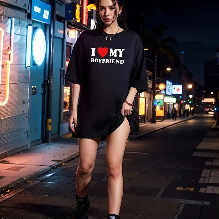Dame T-shirt med urbant statement-design og afslappet snit Stilla