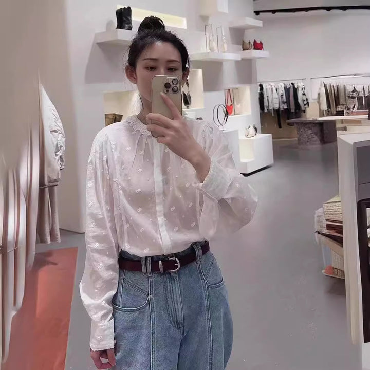 Damebluse med romantisk flæsedetalje Stilla