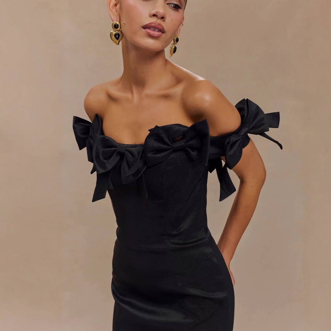 Dame elegant mini-kjole med off-shoulder design og raffinerede rufflelementer Stilla