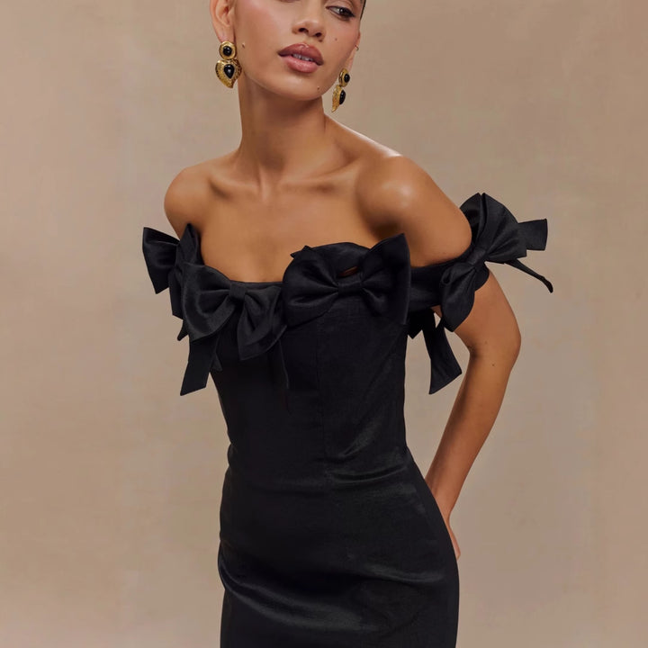 Dame elegant mini-kjole med off-shoulder design og raffinerede rufflelementer Stilla