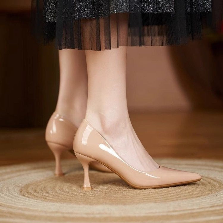 Dame elegante højhælede sko med skinnende lackoverflade og usædvanlig hæl Stilla