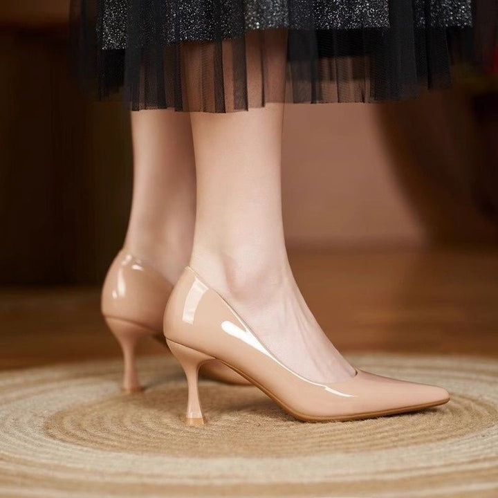 Dame elegante højhælede sko med skinnende lackoverflade og usædvanlig hæl Stilla