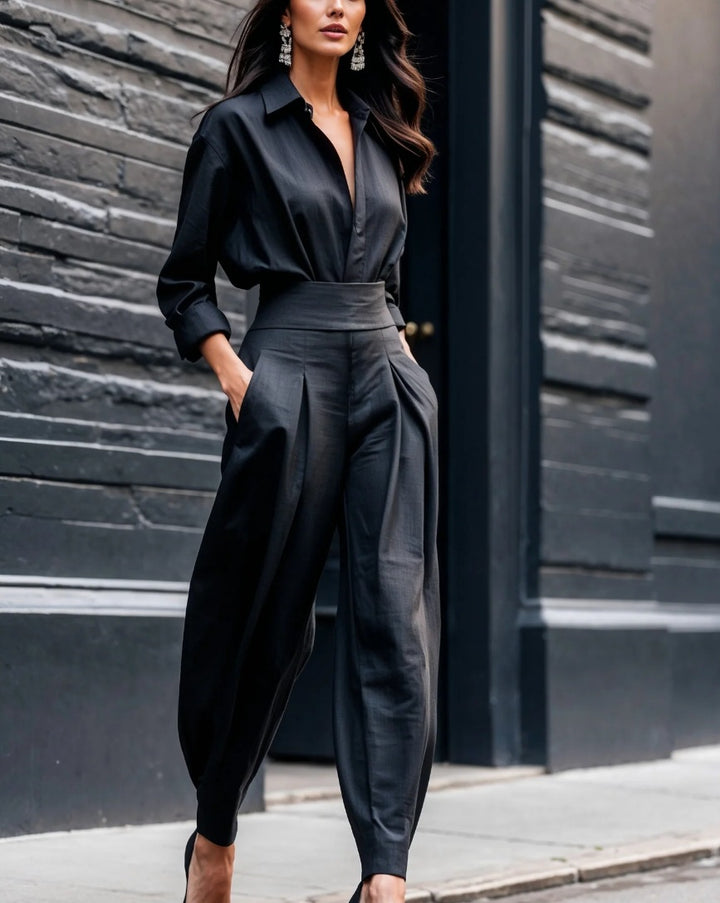 Dame elegant jumpsuit med fine plisseringer og smart krave Stilla