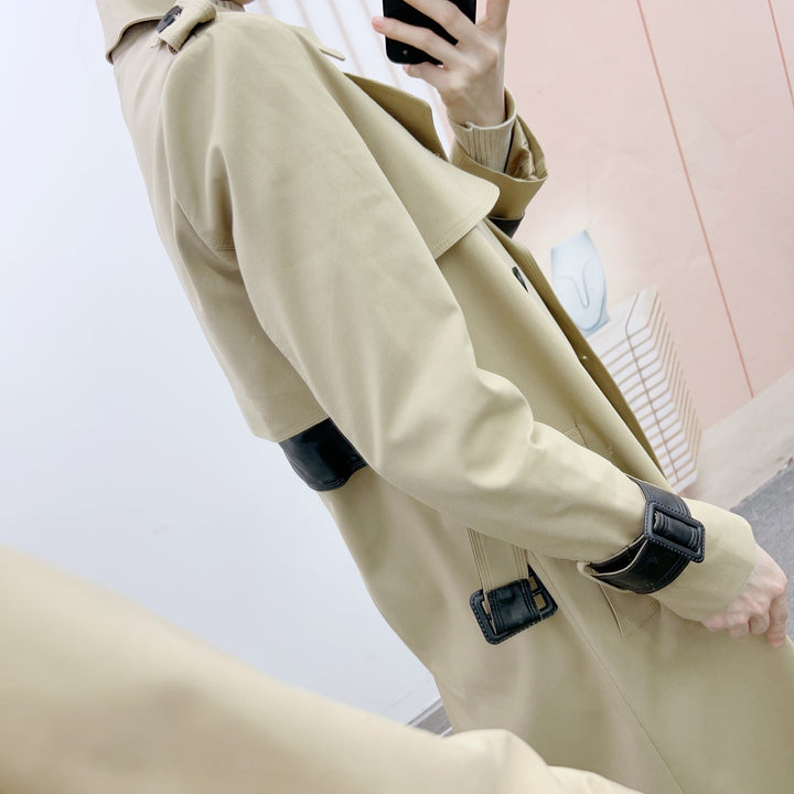 Dame trenchcoat med dobbelt knaplukning og moderigtige revers Stilla