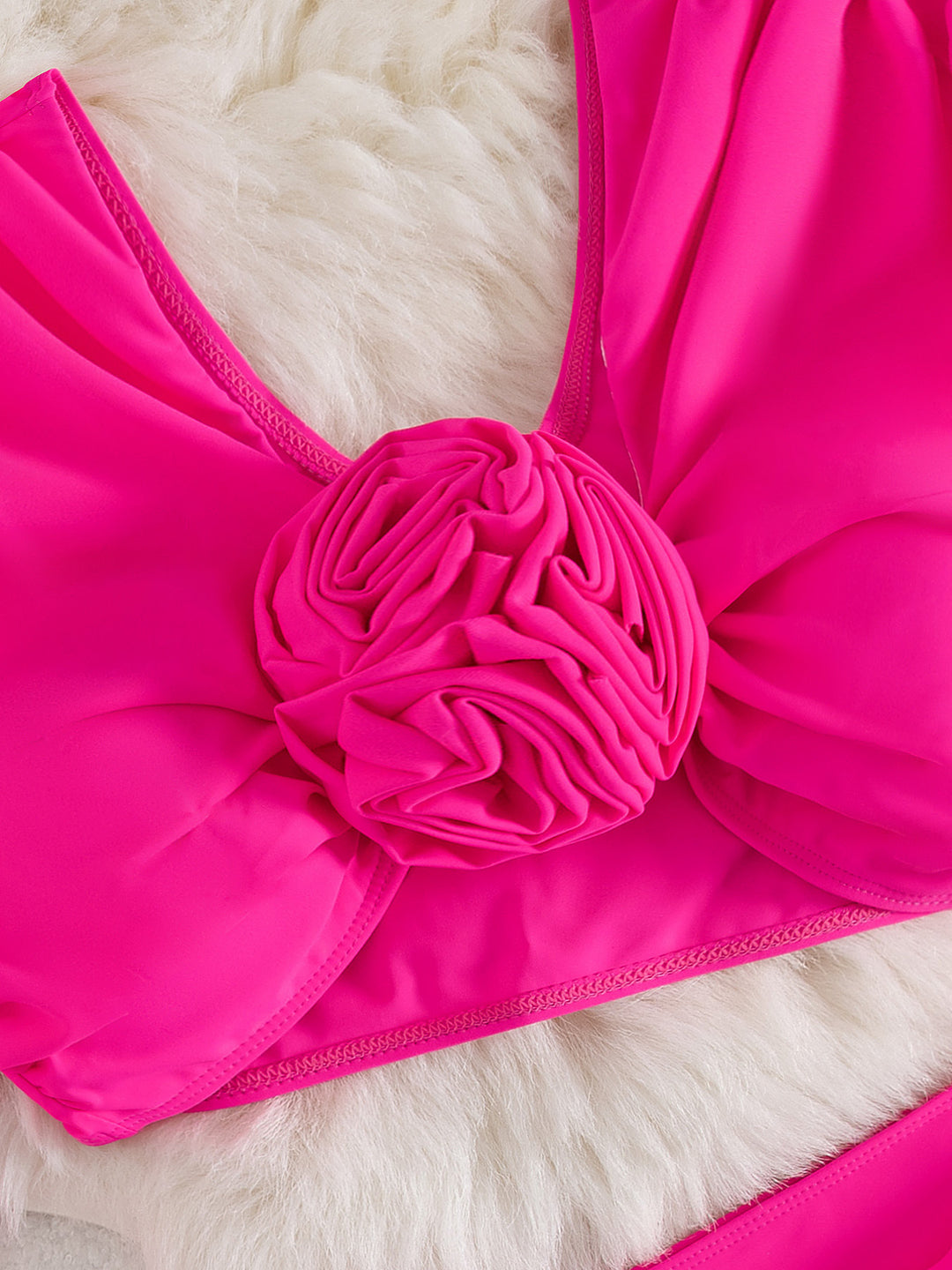 Dame bikini-sæt med innovativ langærmet top og feminin flæse-detaljering Stilla