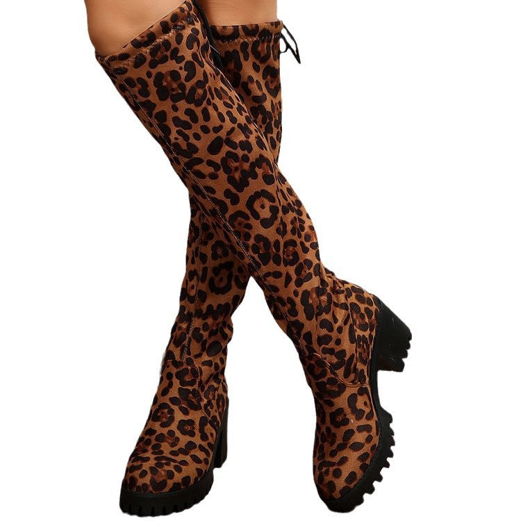Dame overknæ støvler med fashionabelt leopardmønster og robust blokhæl Stilla