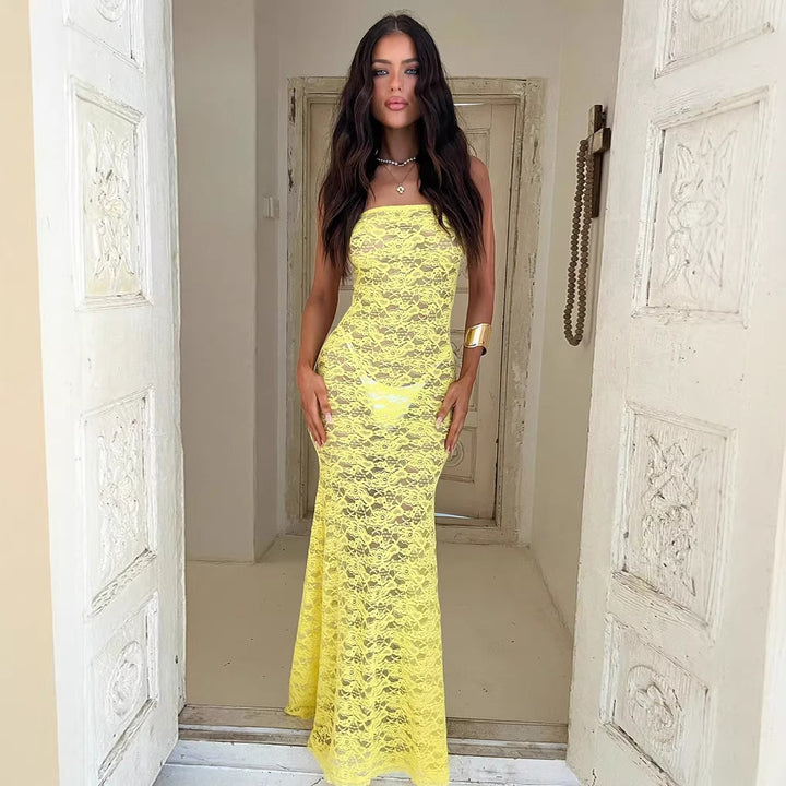 Kvinders elegante blonde maxi-kjole med tætsiddende silhuet og off-the-shoulder design