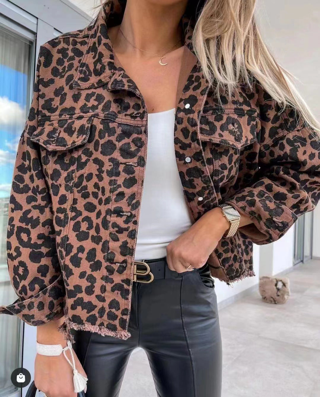 Dame Denimjakke med moderne leopardmønster og frynset kanter Stilla