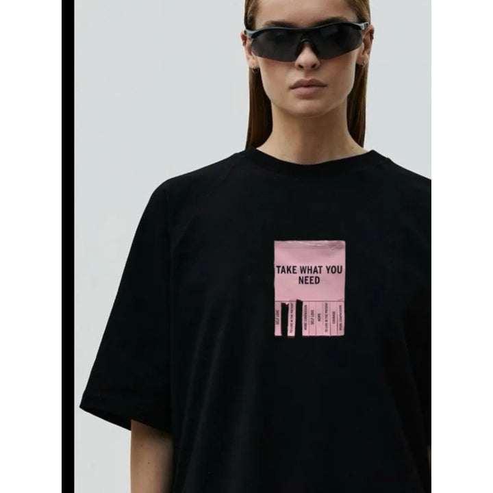 Dame T-shirt med kreativt statementsprint Stilla