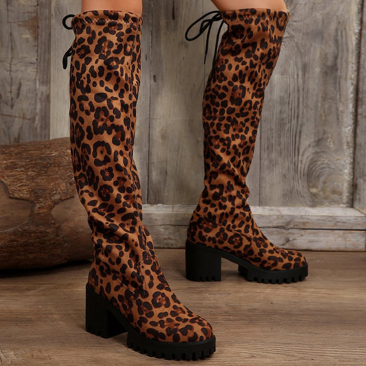 Dame overknæ støvler med fashionabelt leopardmønster og robust blokhæl Stilla