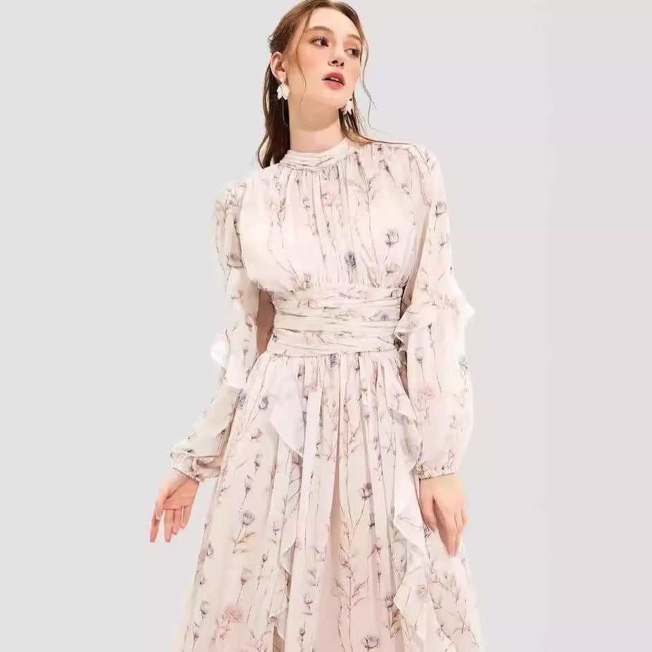 Dame maxkjole med blomsterprint og elegante flæseærmer Stilla