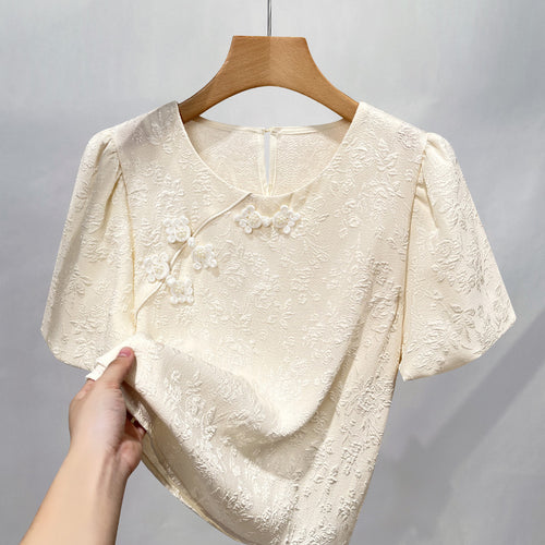 Damebluse med blomsterreliefmønster og dekorative perle-detaljer Stilla
