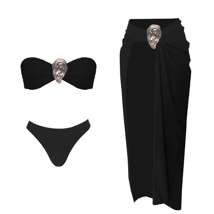Dame bandeau-bikini med elegant omslagsskjørt og dekorativt vedhæng Stilla