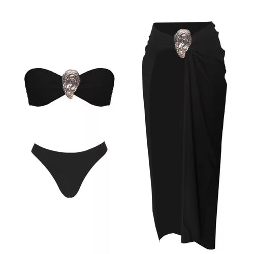 Dame bikini-sæt med elegant indpakningsskørt og glamourøs smykkedetalje Stilla