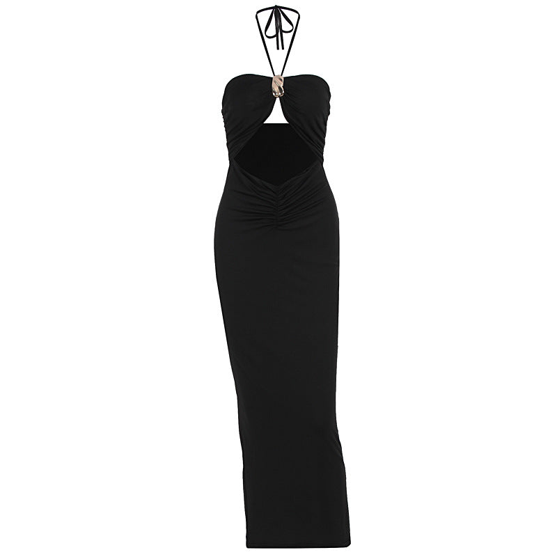Dame figurtilpasset aftenkjole med skulderfri design og elegant drapering Skovae
