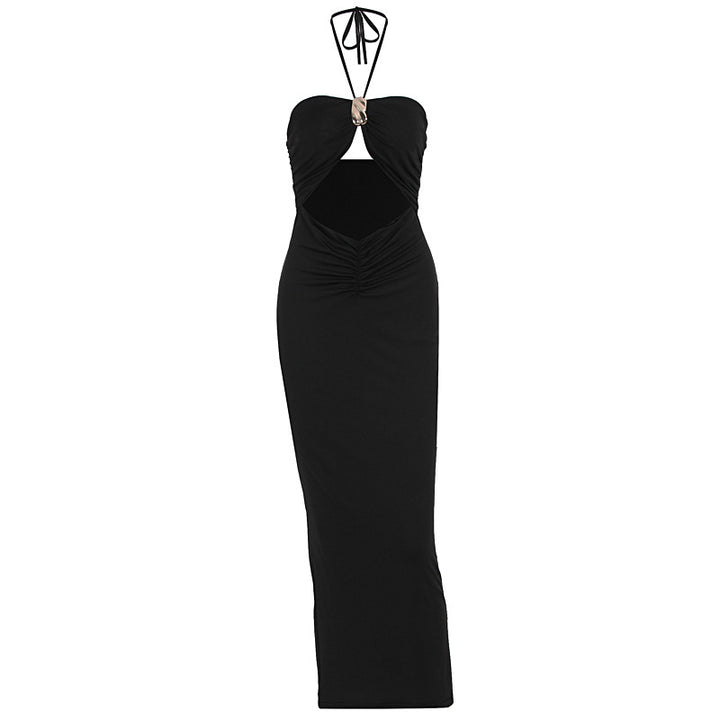 Dame figurtilpasset aftenkjole med skulderfri design og elegant drapering Skovae