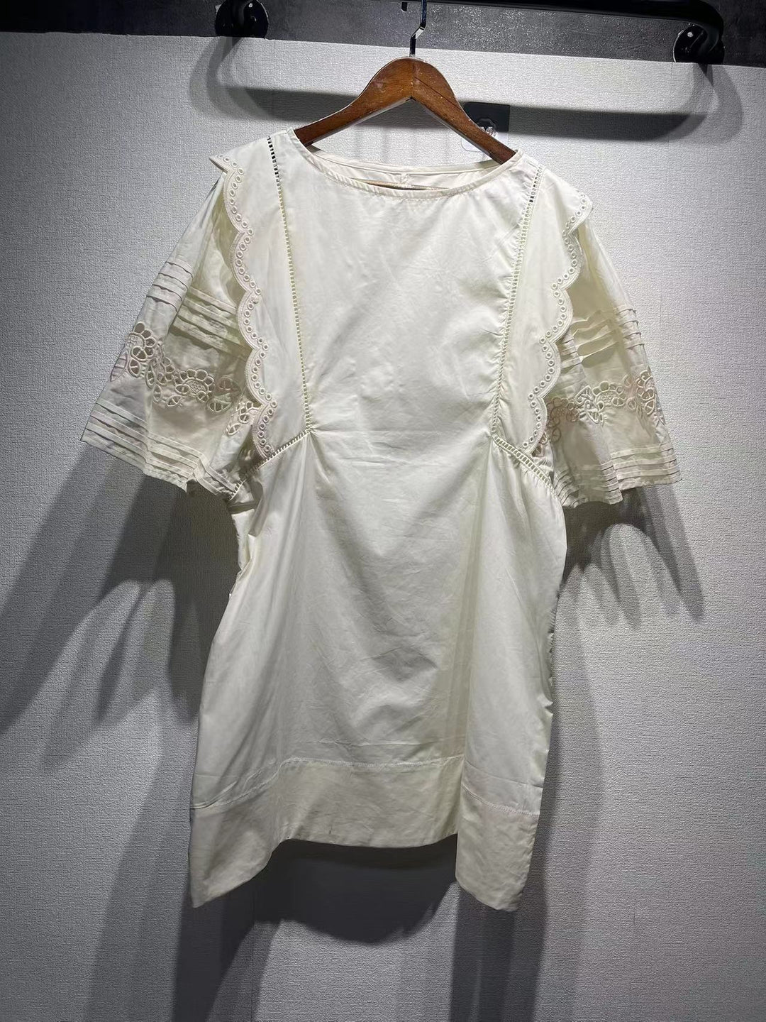 Damebluse med elegante spidsindsatser og afslappet snit Stilla