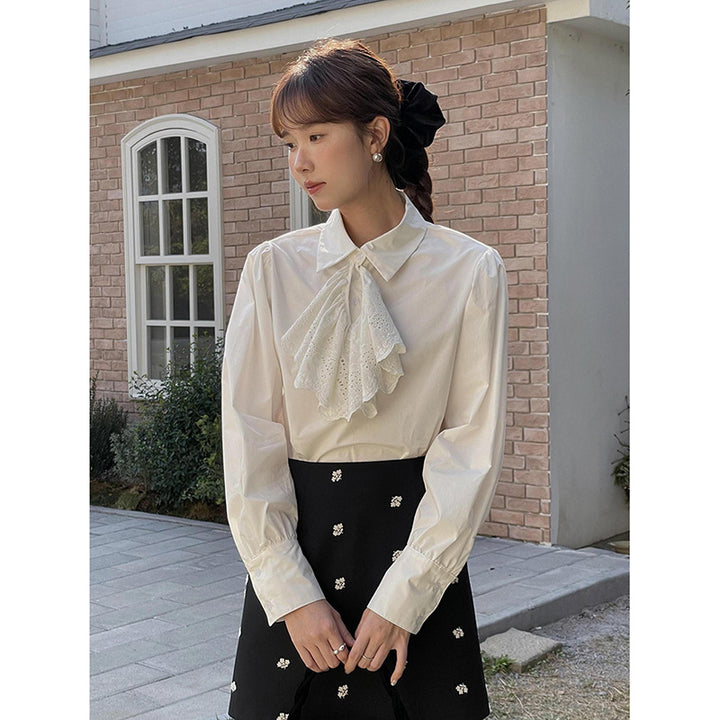 Dame elegant bluse med flæsedetalje og moderne knaplukning Stilla