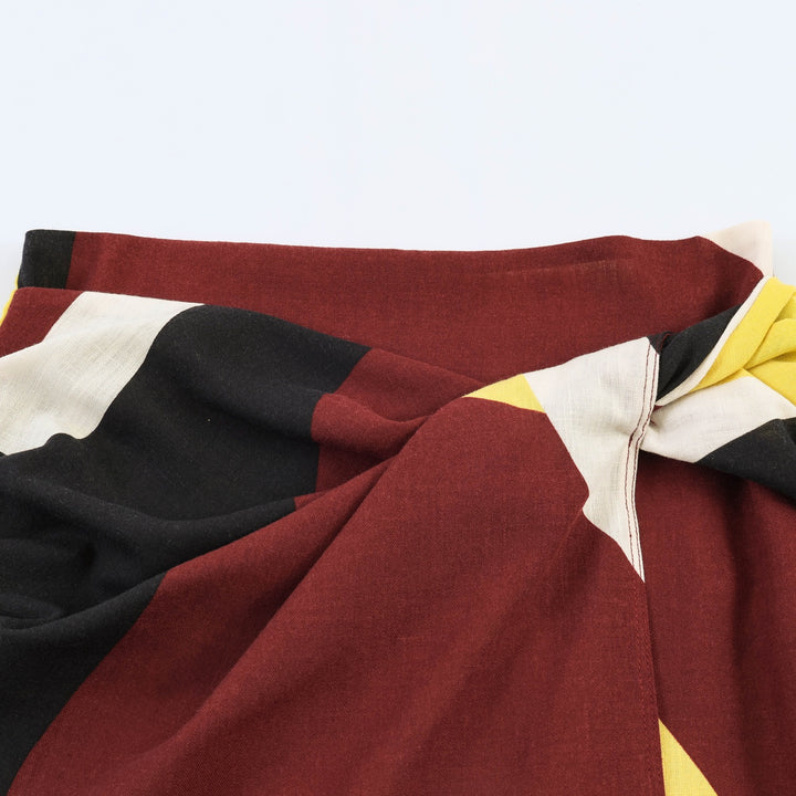 Dame Maxiskirt med farverigt grafikdesign og elegant drapering Skovae