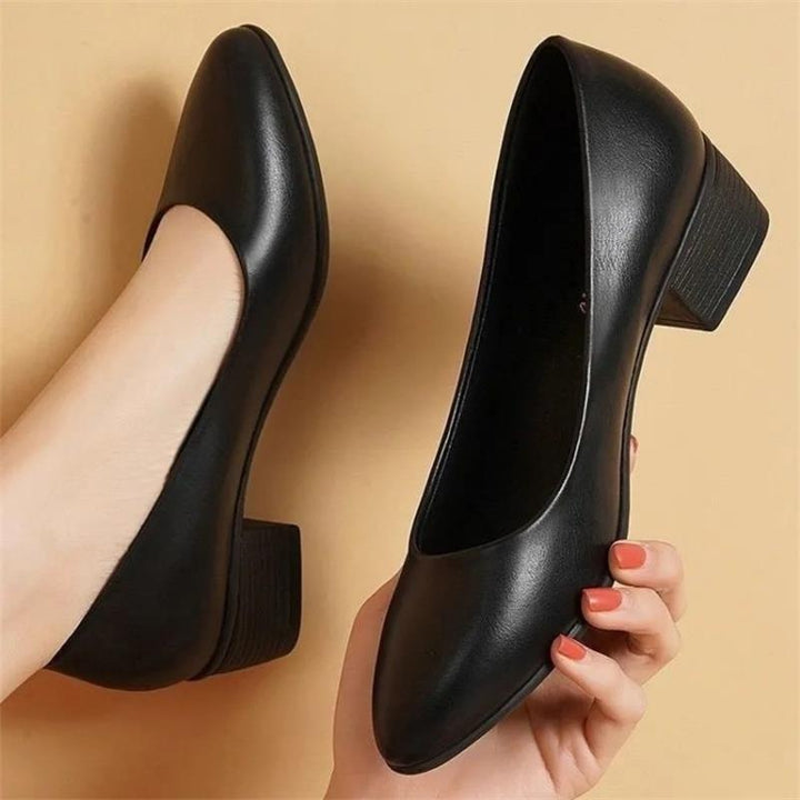 Dame elegant blokhæle-pumps med slynget V-udskæring og moderne design Stilla