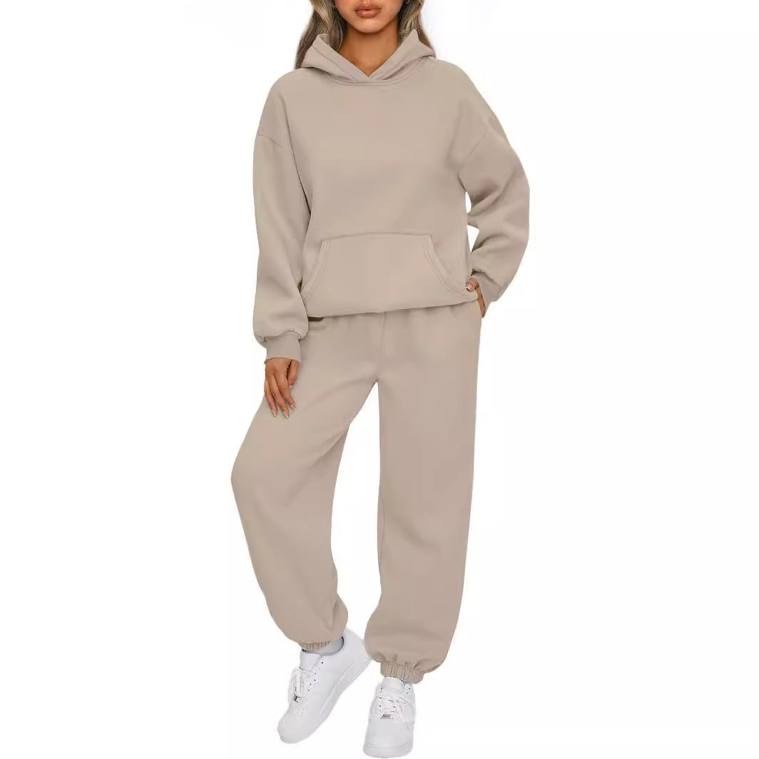 Kvinders behagelige hoodie sæt lavet af blødt sweatstof Skovae