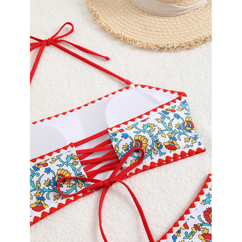 Dame Bandeau-Bikini med florale accenter og flæser Skovae