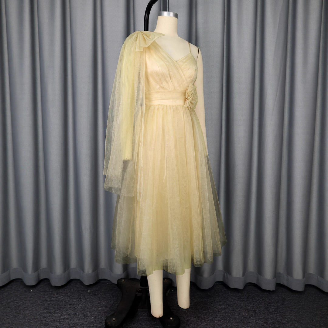 Dame festligt midikjole med asymmetrisk chiffon-overlay og blomsterapplikation Skovae