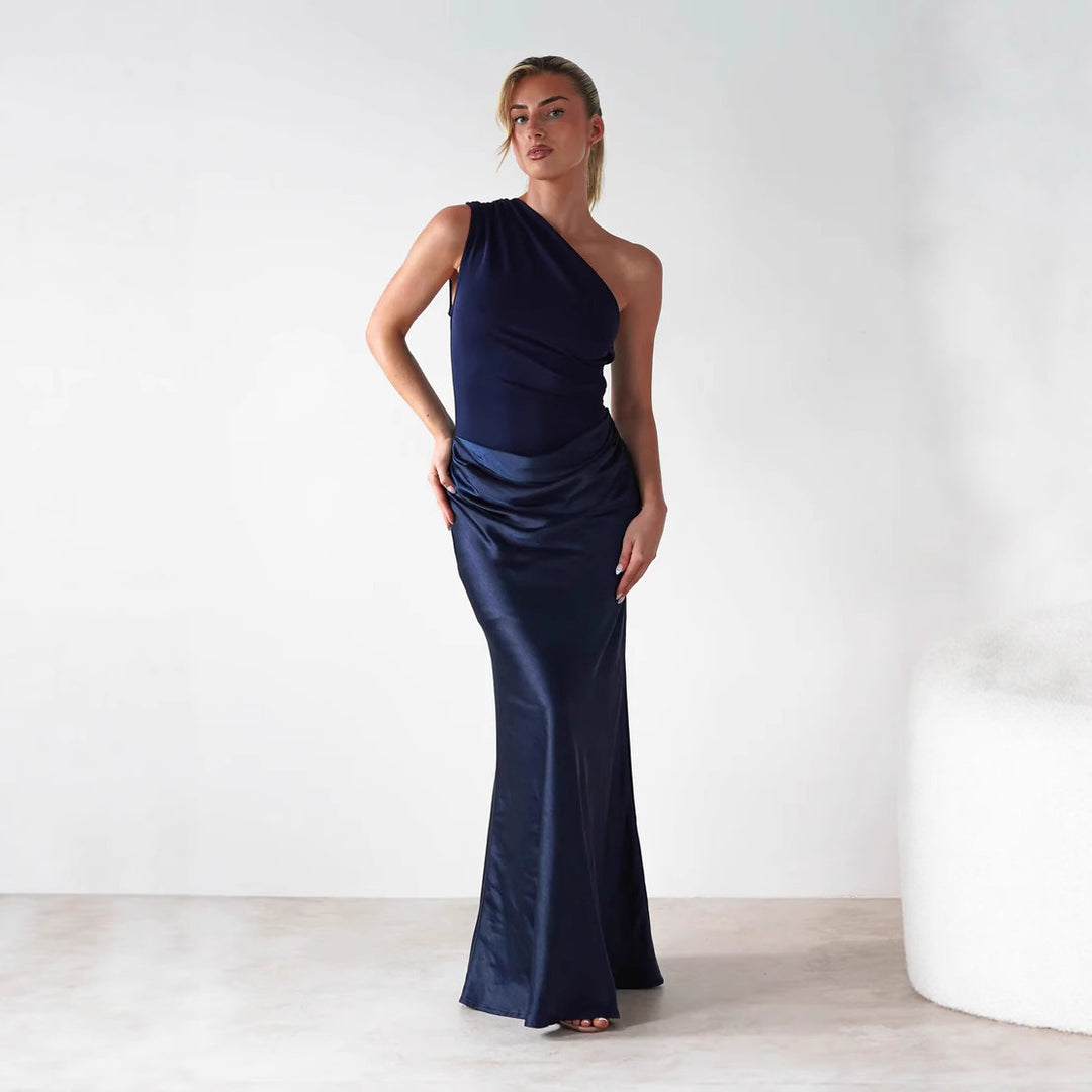 Dame aften kjole med asymmetrisk snit og elegant drapering design