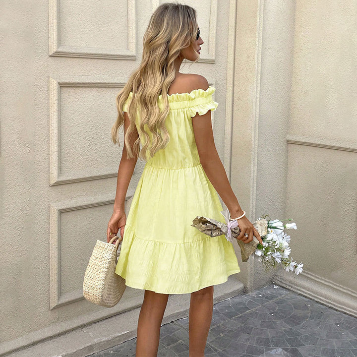 Kvindernes korte sommerkjole med legende flæsekanter og off-the-shoulder design Stilla