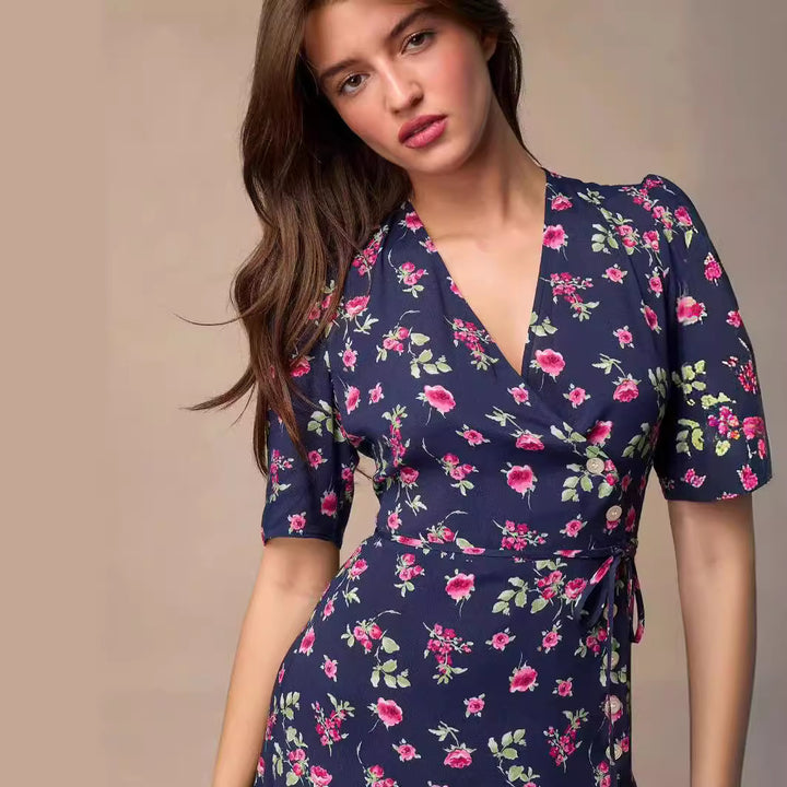 Dame slå-om kjole med blomstret design og elegante puffærmer Stilla