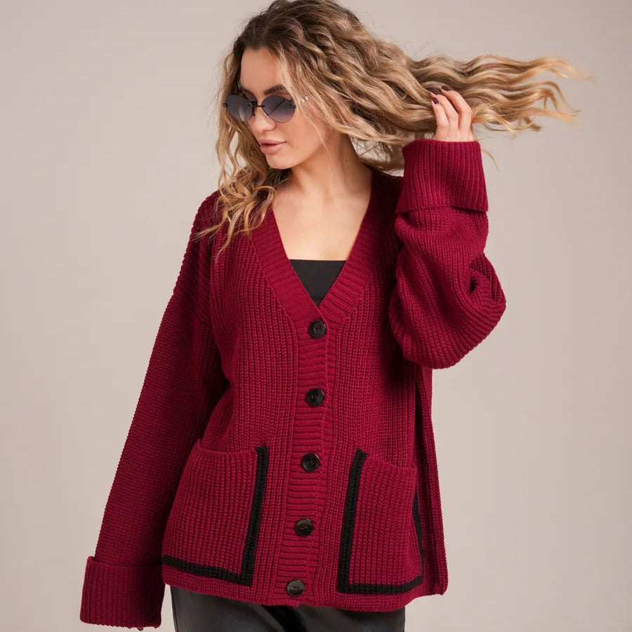 Kvinders chunky strik cardigan med praktiske påsatte lommer og elegant knaplukning Stilla
