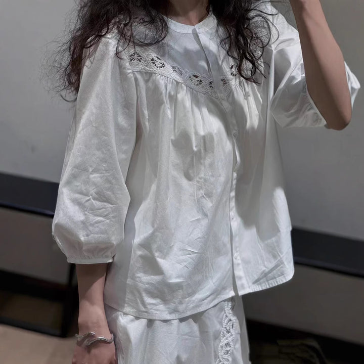 Damebluse med elegant blonder og afslappet snit Stilla