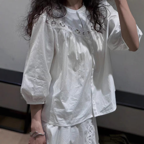 Damebluse med elegant blonder og afslappet snit Stilla