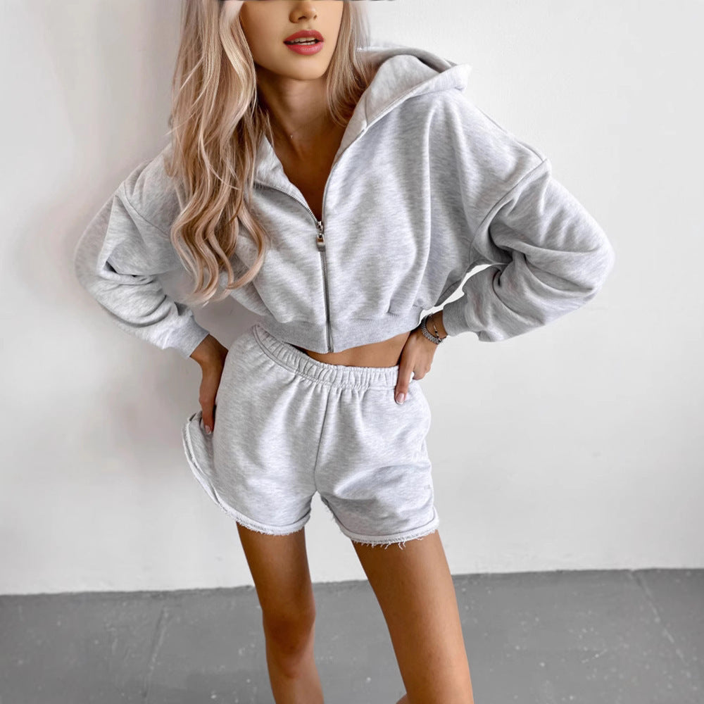 Kvinders cropped hoodie og korte shorts i casual design Skovae