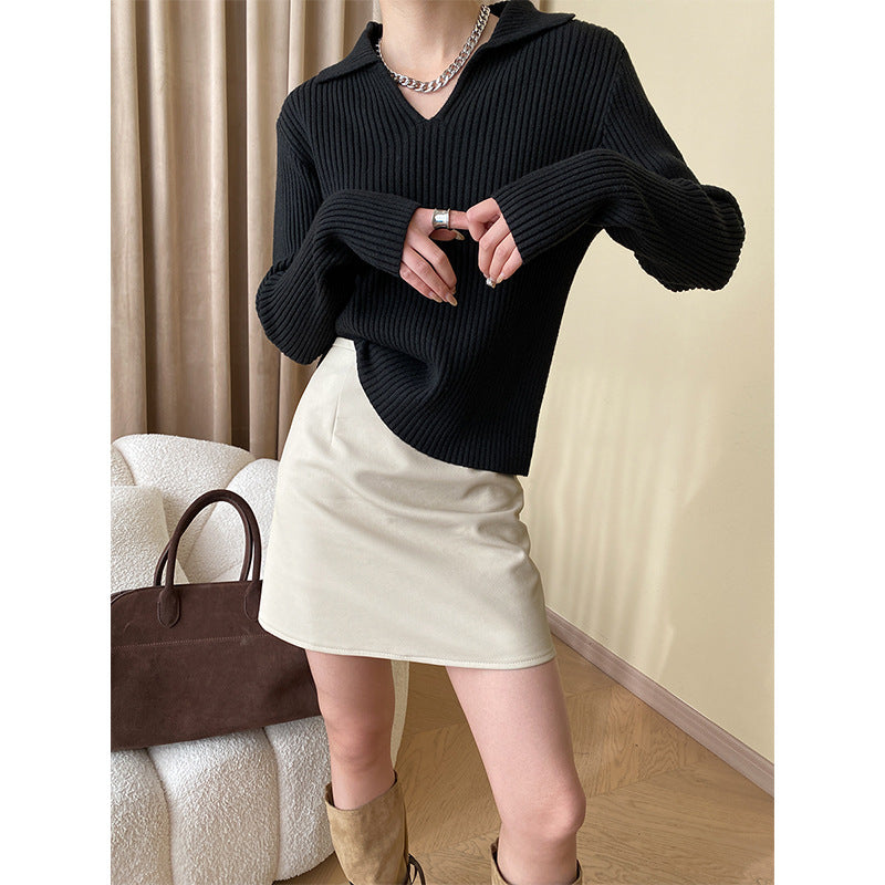 Kvinders strikket sweater med moderne V-hals og ribbet struktur Stilla