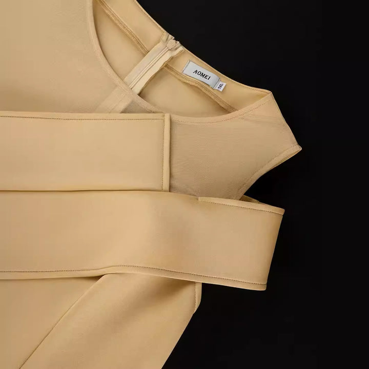 Dame cocktailkjole med asymmetrisk snit og innovative plissering detaljer Skovae