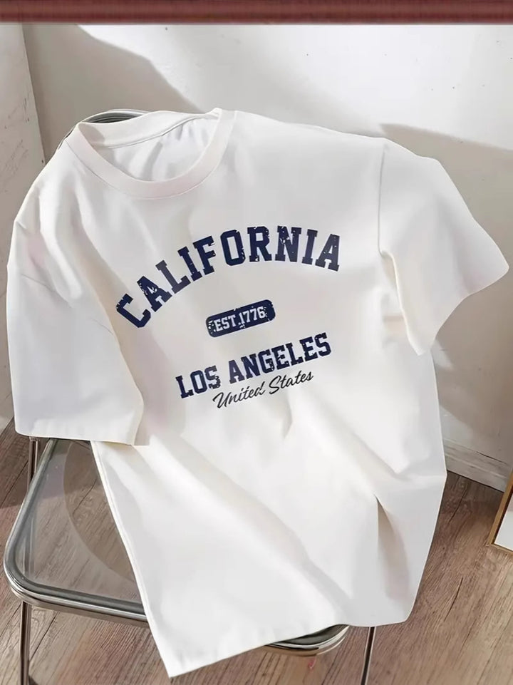 Dame T-shirt med trendy California print og afslappet snit Stilla