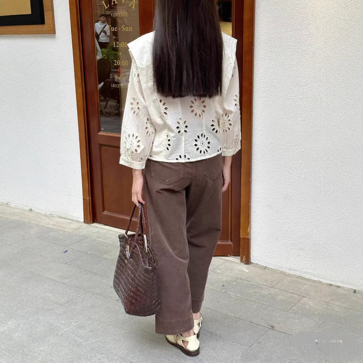 Damebluse med fin hulbroderi og dekorative knapper Stilla