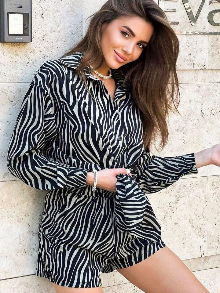 Dame fritidsdragt i moderne zebra-print med løs pasform og elastisk talje Stilla