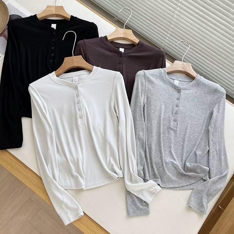 Kvinders langærmet Henley skjorte lavet af blødt bomuldsblanding med fashionable knapdetaljer Stilla