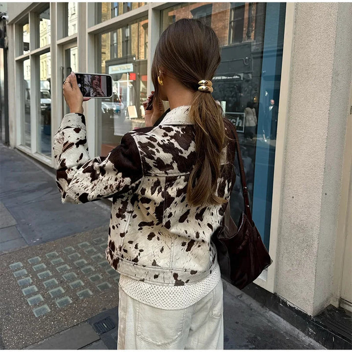 Dame trendy denimjakke i ekstravagant dyrepelslook Stilla