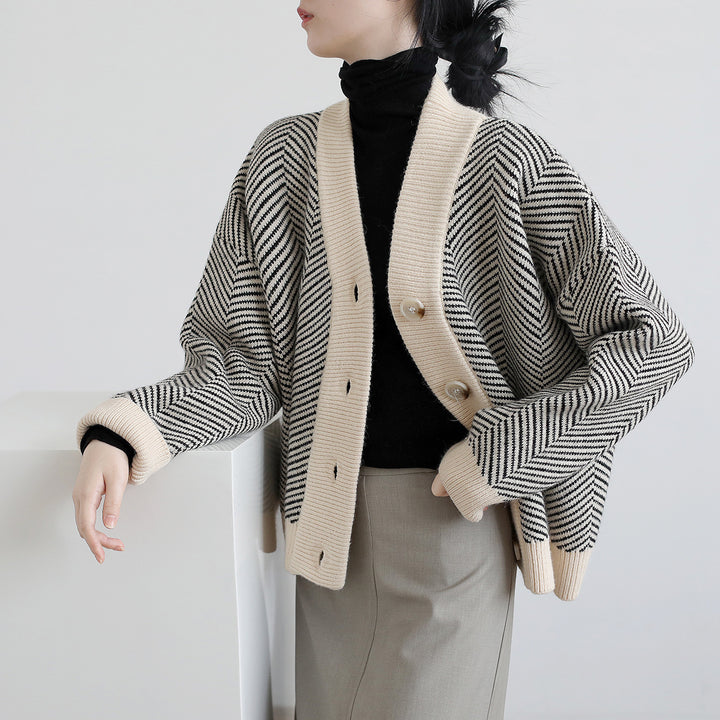 Dame mode cardigan med chevron mønster og elegante knapper Stilla